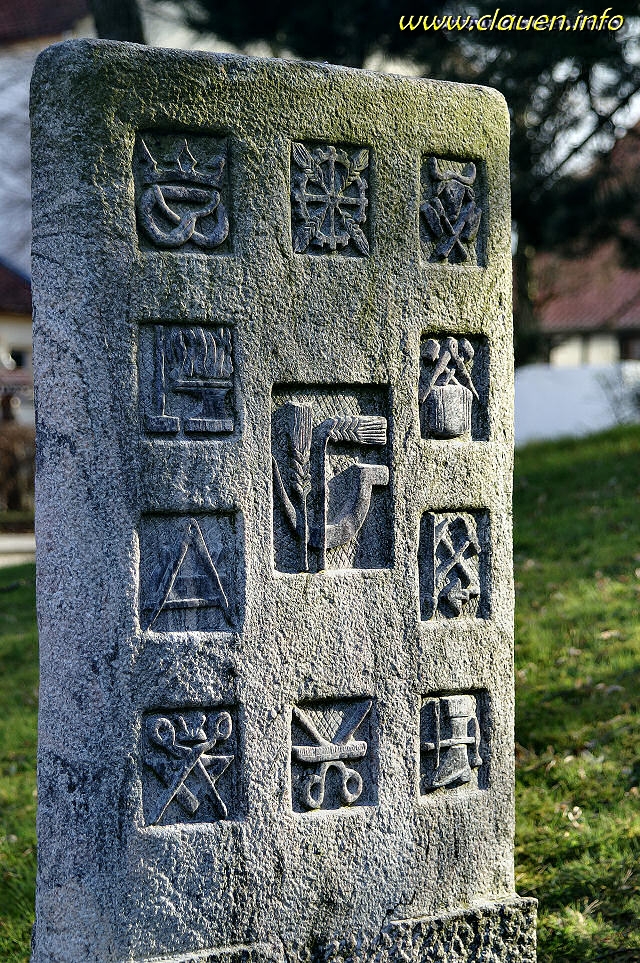 850 Jahre Clauen - Gedenksteine auf dem Kirchhügel   (aufgenommen am 06.04.2008)